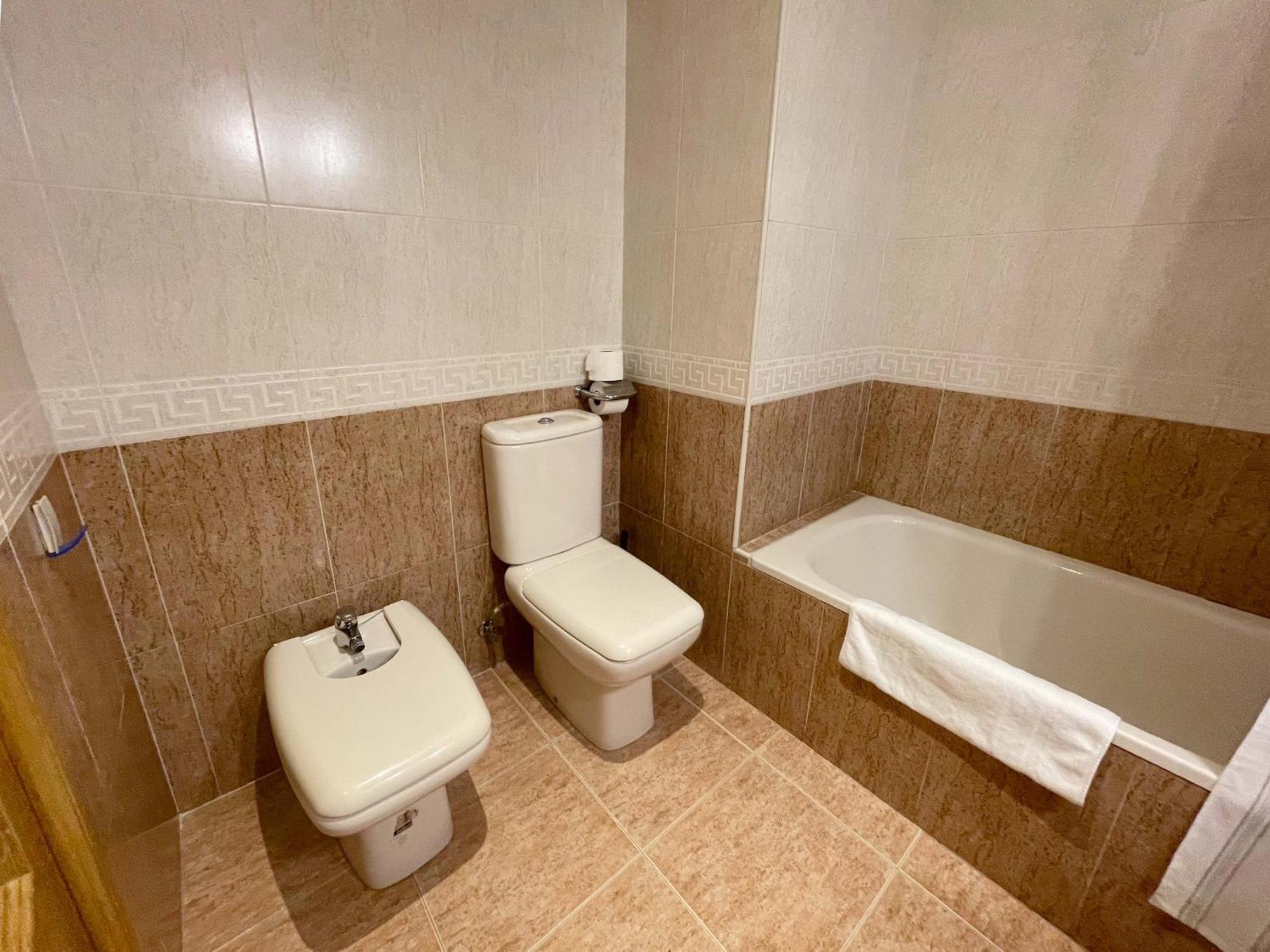 Apartamentos El Pilar Suites 3000 萨拉戈萨 外观 照片