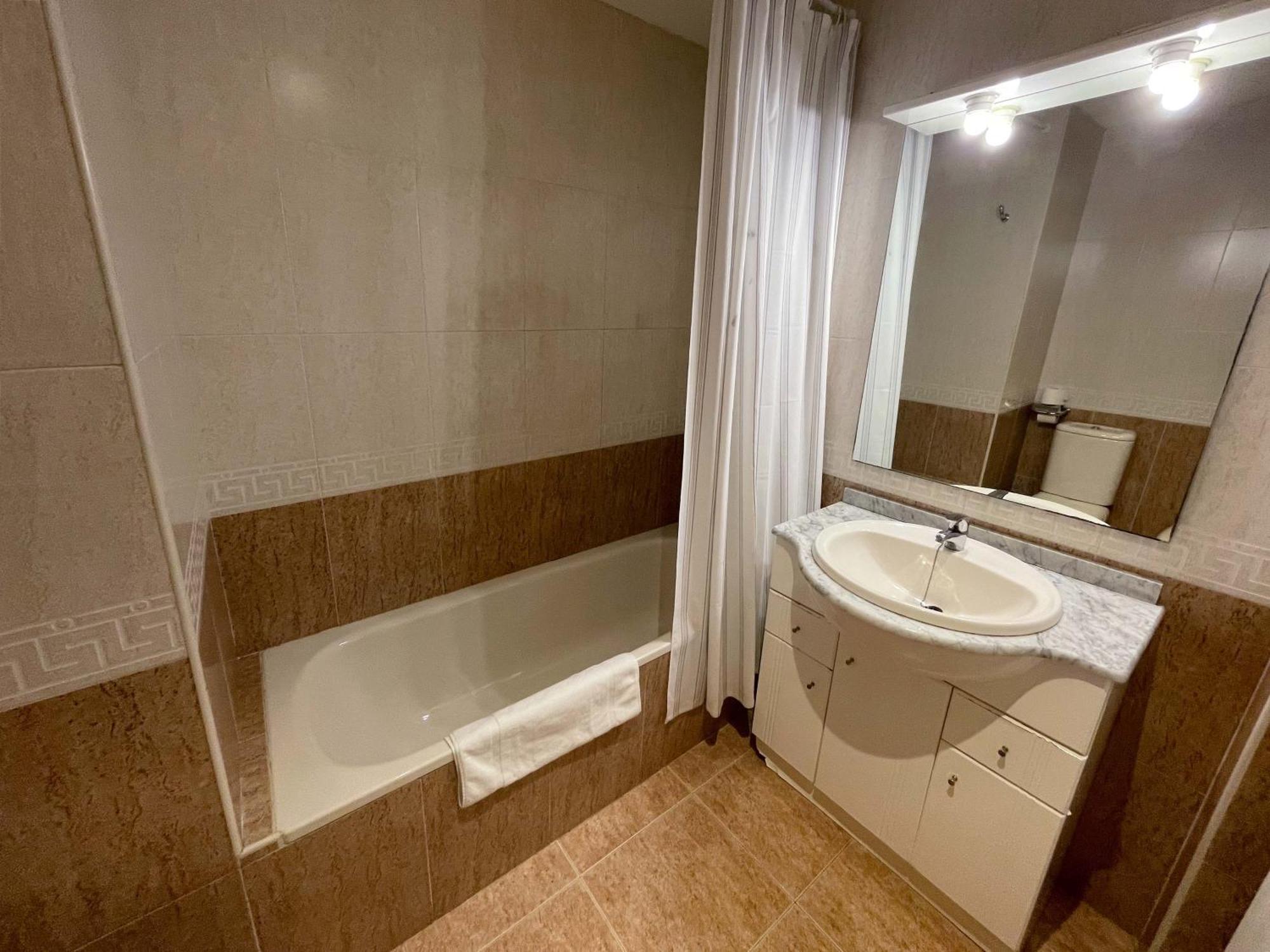 Apartamentos El Pilar Suites 3000 萨拉戈萨 外观 照片